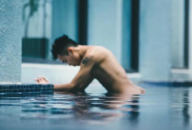 夫夫热情kiss，腹肌男鉴定完毕，小受一枚！ - 51虹马