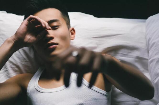 夫夫热情kiss，腹肌男鉴定完毕，小受一枚！ - 51虹马