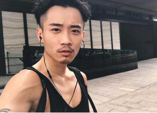 夫夫热情kiss，腹肌男鉴定完毕，小受一枚！ - 51虹马