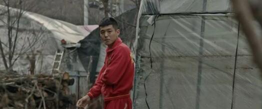 红衣服海兵队，他逼着他脱裤子 - 51虹马