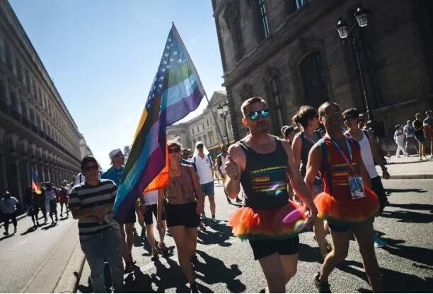 巴黎世同会开幕 "中国代表队"擎国旗入场 - 51虹马