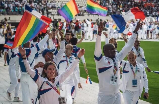 巴黎世同会开幕 "中国代表队"擎国旗入场 - 51虹马