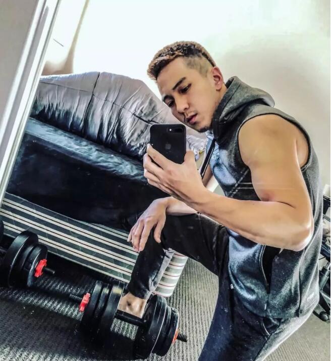 看点∣八块腹肌直男运动小哥拍写真被追捧！？暖痞网红私教被学员狂撩！-51虹马