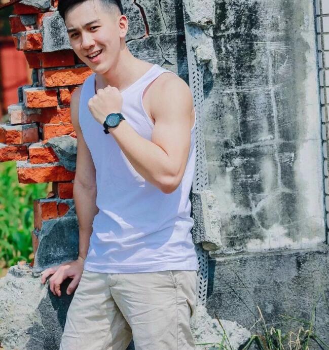 看点∣八块腹肌直男运动小哥拍写真被追捧！？暖痞网红私教被学员狂撩！ - 51虹马