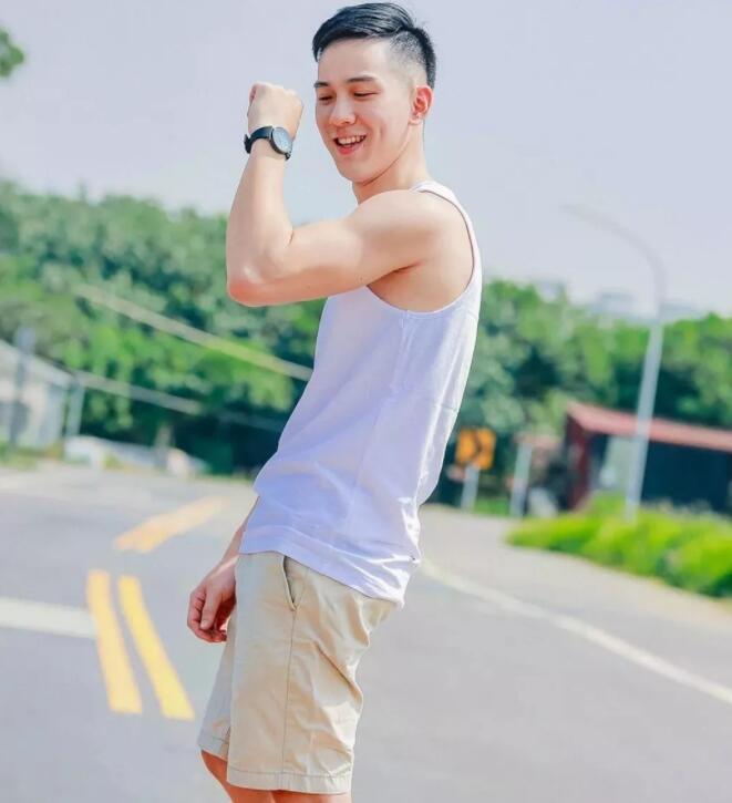 看点∣八块腹肌直男运动小哥拍写真被追捧！？暖痞网红私教被学员狂撩！ - 51虹马