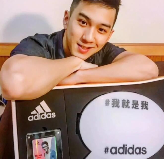 看点∣八块腹肌直男运动小哥拍写真被追捧！？暖痞网红私教被学员狂撩！ - 51虹马