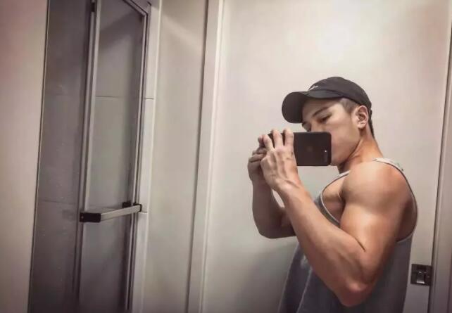 看点∣八块腹肌直男运动小哥拍写真被追捧！？暖痞网红私教被学员狂撩！ - 51虹马