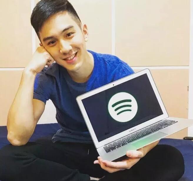 看点∣八块腹肌直男运动小哥拍写真被追捧！？暖痞网红私教被学员狂撩！ - 51虹马