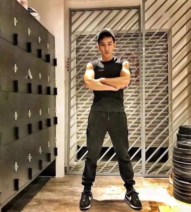 看点∣八块腹肌直男运动小哥拍写真被追捧！？暖痞网红私教被学员狂撩！ - 51虹马