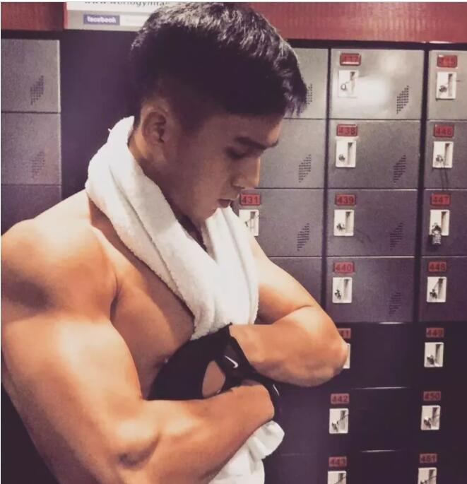 看点∣八块腹肌直男运动小哥拍写真被追捧！？暖痞网红私教被学员狂撩！ - 51虹马