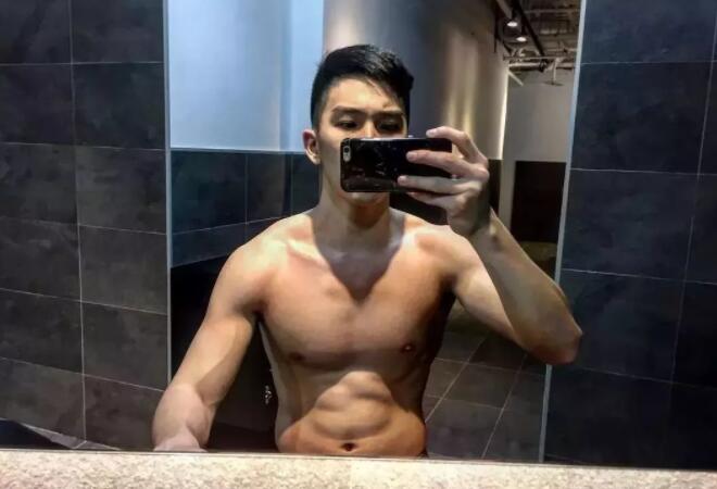 看点∣八块腹肌直男运动小哥拍写真被追捧！？暖痞网红私教被学员狂撩！ - 51虹马