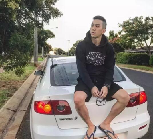 看点∣八块腹肌直男运动小哥拍写真被追捧！？暖痞网红私教被学员狂撩！ - 51虹马