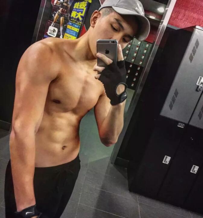 看点∣八块腹肌直男运动小哥拍写真被追捧！？暖痞网红私教被学员狂撩！ - 51虹马