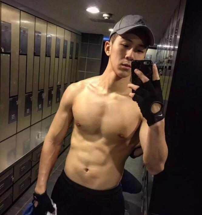 看点∣八块腹肌直男运动小哥拍写真被追捧！？暖痞网红私教被学员狂撩！ - 51虹马