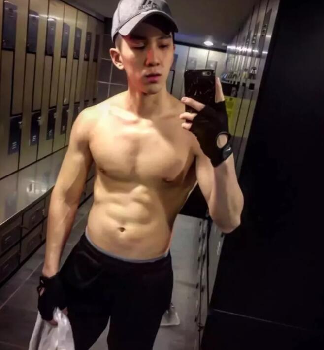 看点∣八块腹肌直男运动小哥拍写真被追捧！？暖痞网红私教被学员狂撩！ - 51虹马