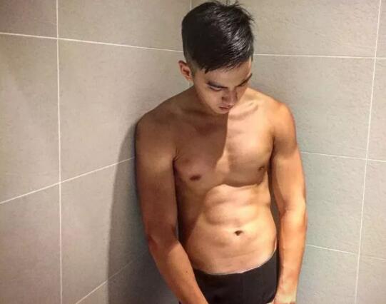 看点∣八块腹肌直男运动小哥拍写真被追捧！？暖痞网红私教被学员狂撩！ - 51虹马