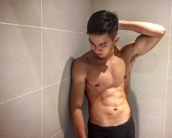 看点∣八块腹肌直男运动小哥拍写真被追捧！？暖痞网红私教被学员狂撩！ - 51虹马