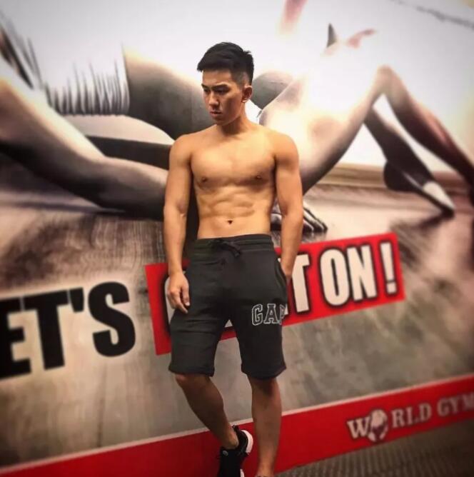 看点∣八块腹肌直男运动小哥拍写真被追捧！？暖痞网红私教被学员狂撩！ - 51虹马