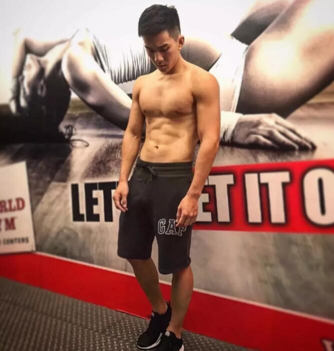 看点∣八块腹肌直男运动小哥拍写真被追捧！？暖痞网红私教被学员狂撩！ - 51虹马