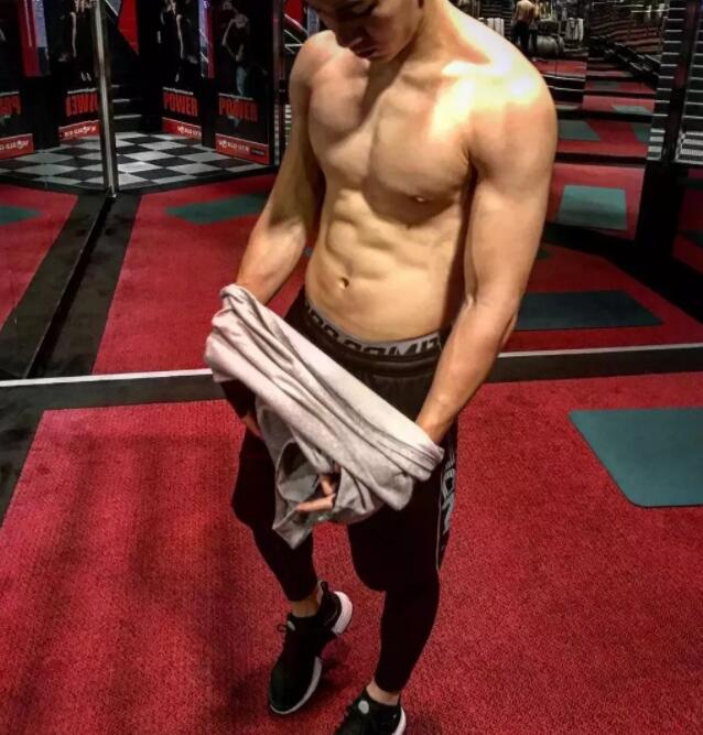 看点∣八块腹肌直男运动小哥拍写真被追捧！？暖痞网红私教被学员狂撩！ - 51虹马