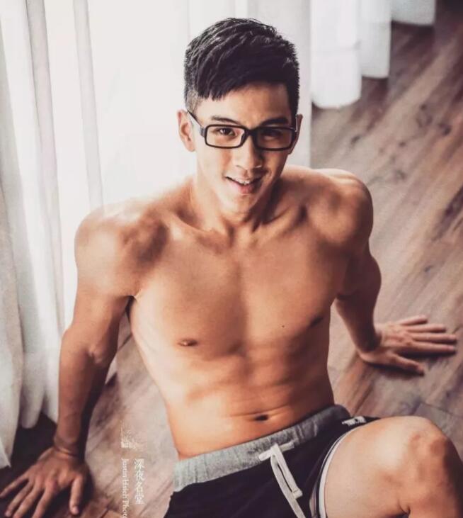 看点∣八块腹肌直男运动小哥拍写真被追捧！？暖痞网红私教被学员狂撩！ - 51虹马