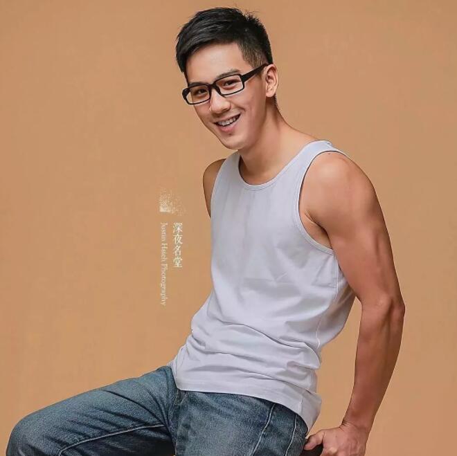 看点∣八块腹肌直男运动小哥拍写真被追捧！？暖痞网红私教被学员狂撩！ - 51虹马