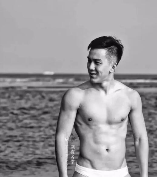 看点∣八块腹肌直男运动小哥拍写真被追捧！？暖痞网红私教被学员狂撩！ - 51虹马