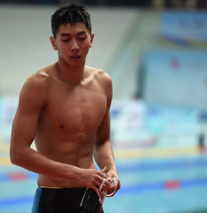 曾与宁泽涛同住的公狗腰男，紧身泳裤亮点十足 - 51虹马