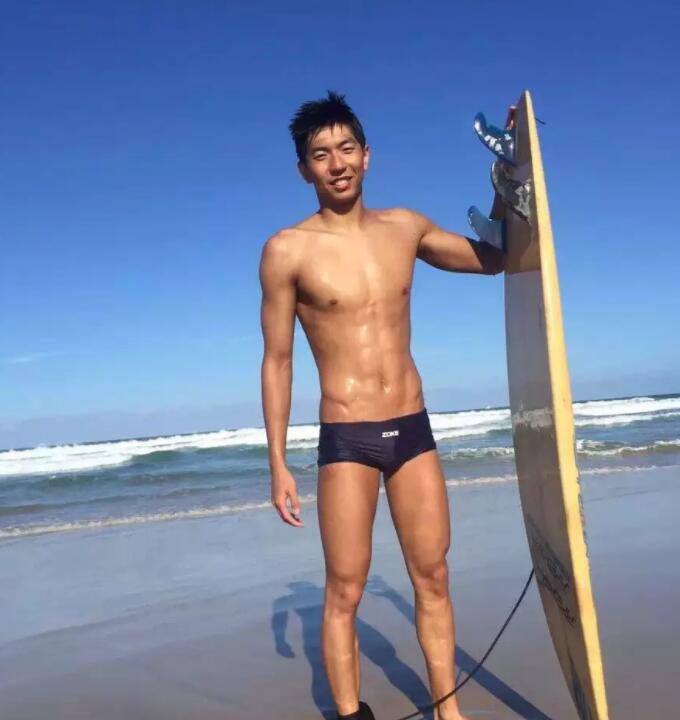曾与宁泽涛同住的公狗腰男，紧身泳裤亮点十足 - 51虹马