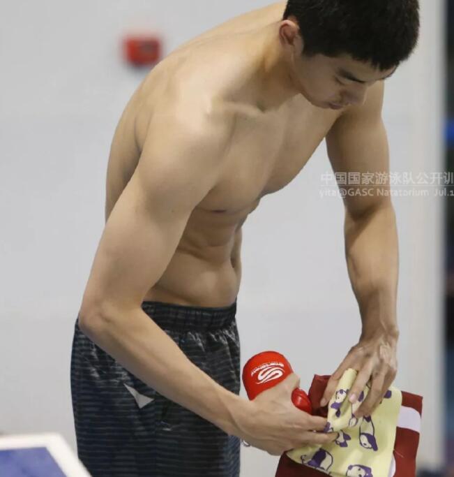 曾与宁泽涛同住的公狗腰男，紧身泳裤亮点十足 - 51虹马