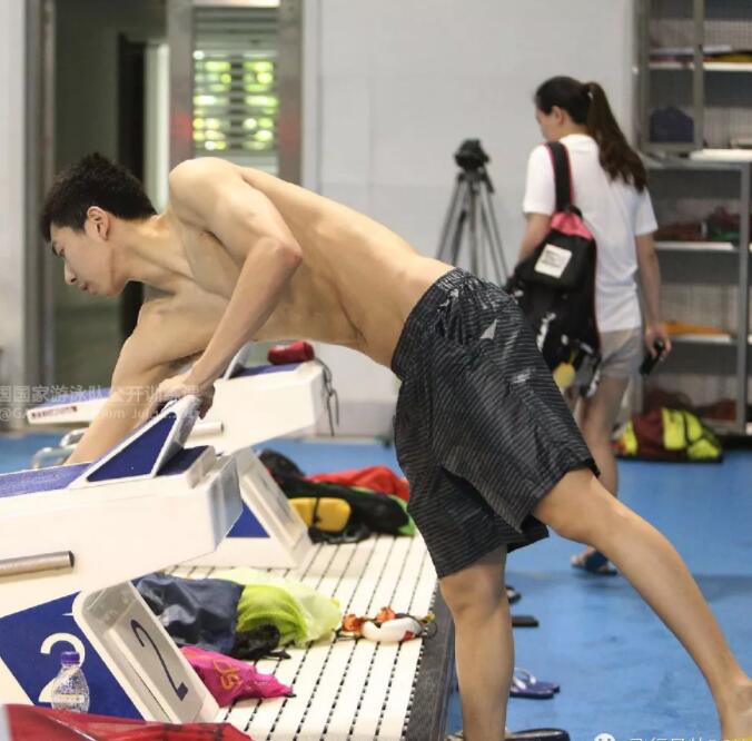曾与宁泽涛同住的公狗腰男，紧身泳裤亮点十足 - 51虹马