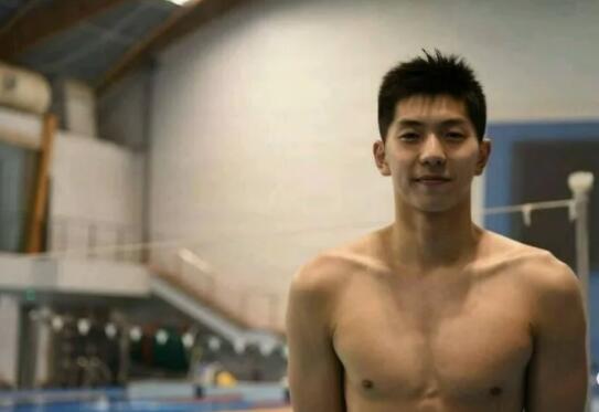 曾与宁泽涛同住的公狗腰男，紧身泳裤亮点十足 - 51虹马