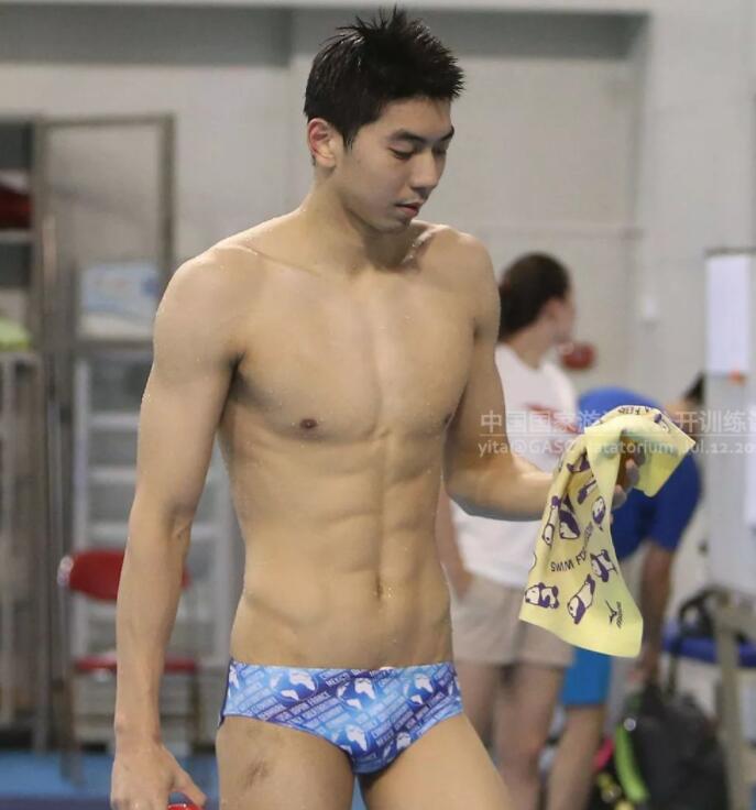 曾与宁泽涛同住的公狗腰男，紧身泳裤亮点十足 - 51虹马