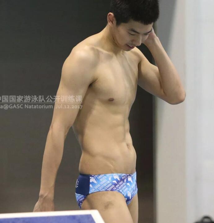 曾与宁泽涛同住的公狗腰男，紧身泳裤亮点十足 - 51虹马