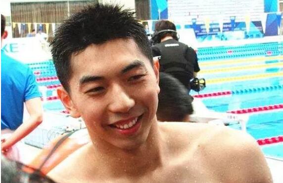 曾与宁泽涛同住的公狗腰男，紧身泳裤亮点十足 - 51虹马