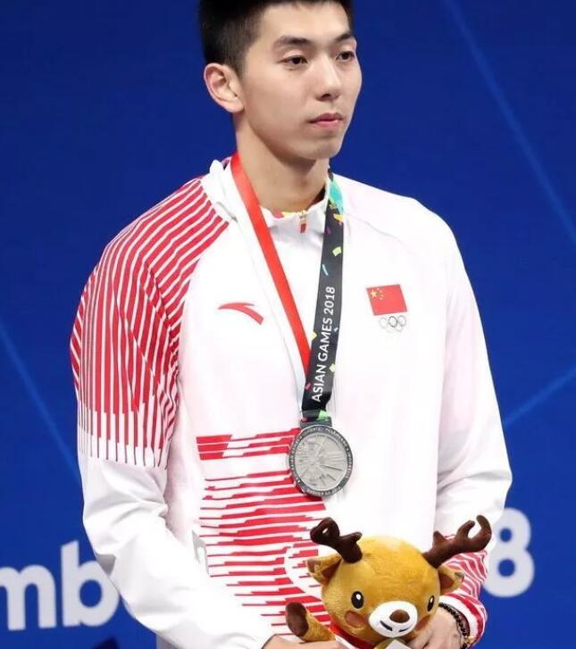 曾与宁泽涛同住的公狗腰男，紧身泳裤亮点十足 - 51虹马