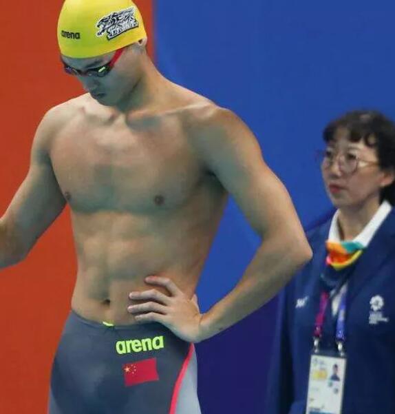 曾与宁泽涛同住的公狗腰男，紧身泳裤亮点十足 - 51虹马