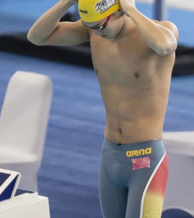 曾与宁泽涛同住的公狗腰男，紧身泳裤亮点十足 - 51虹马