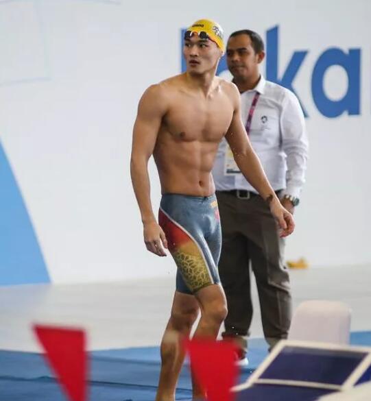 曾与宁泽涛同住的公狗腰男，紧身泳裤亮点十足 - 51虹马