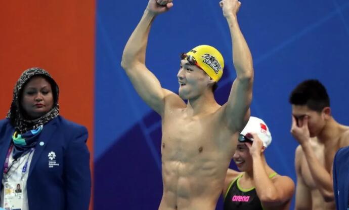 曾与宁泽涛同住的公狗腰男，紧身泳裤亮点十足 - 51虹马