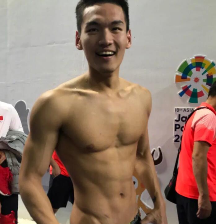 曾与宁泽涛同住的公狗腰男，紧身泳裤亮点十足 - 51虹马