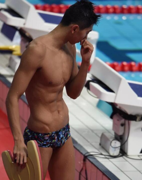 曾与宁泽涛同住的公狗腰男，紧身泳裤亮点十足 - 51虹马