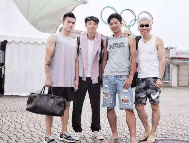 刘姥姥跟一群肌肉小帅哥嬉戏~难道是新欢？-51虹马