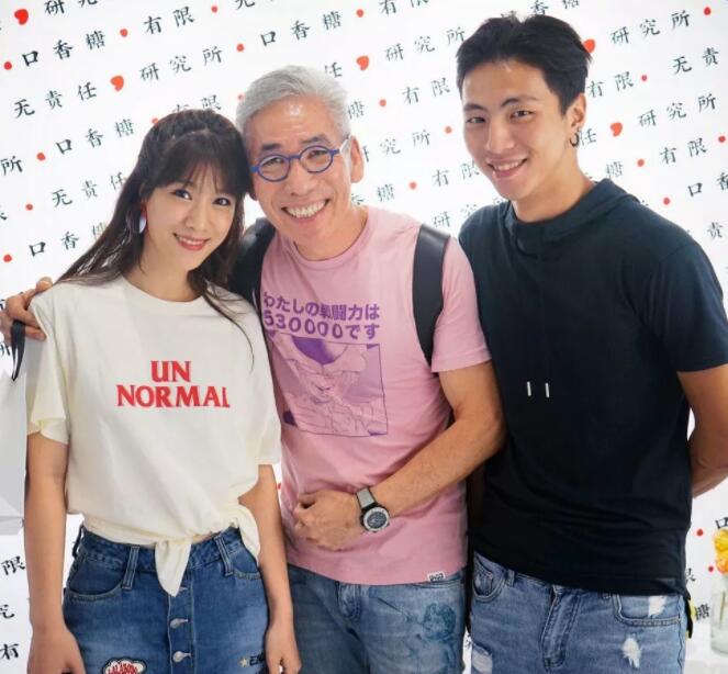 刘姥姥跟一群肌肉小帅哥嬉戏~难道是新欢？ - 51虹马