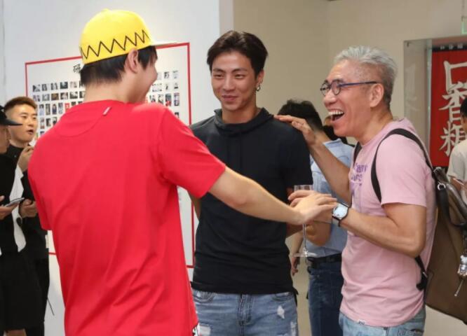 刘姥姥跟一群肌肉小帅哥嬉戏~难道是新欢？ - 51虹马