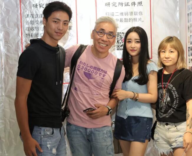 刘姥姥跟一群肌肉小帅哥嬉戏~难道是新欢？ - 51虹马