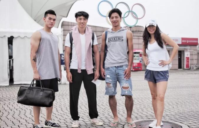 刘姥姥跟一群肌肉小帅哥嬉戏~难道是新欢？ - 51虹马