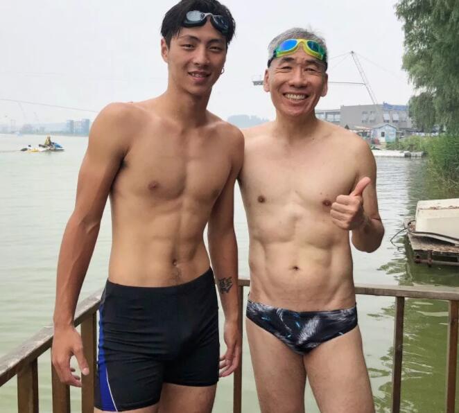 刘姥姥跟一群肌肉小帅哥嬉戏~难道是新欢？ - 51虹马