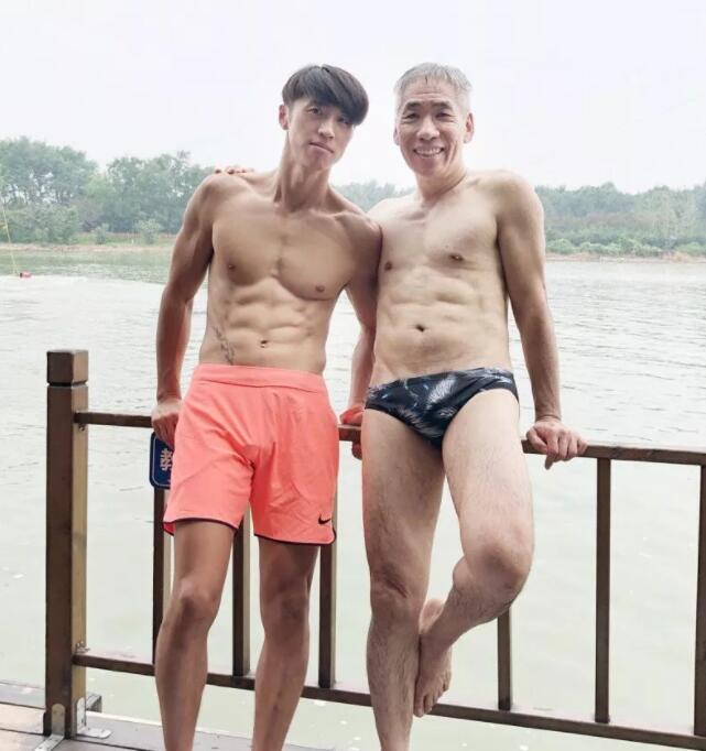 刘姥姥跟一群肌肉小帅哥嬉戏~难道是新欢？ - 51虹马