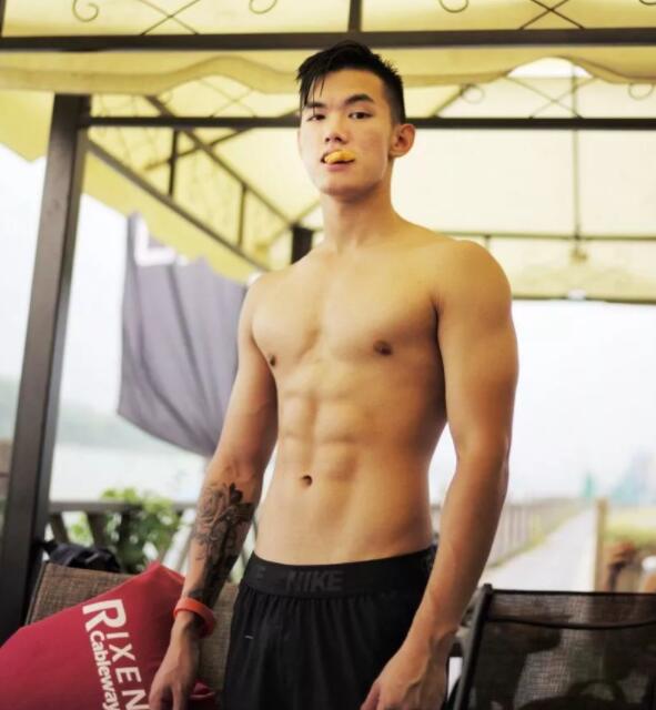 刘姥姥跟一群肌肉小帅哥嬉戏~难道是新欢？ - 51虹马